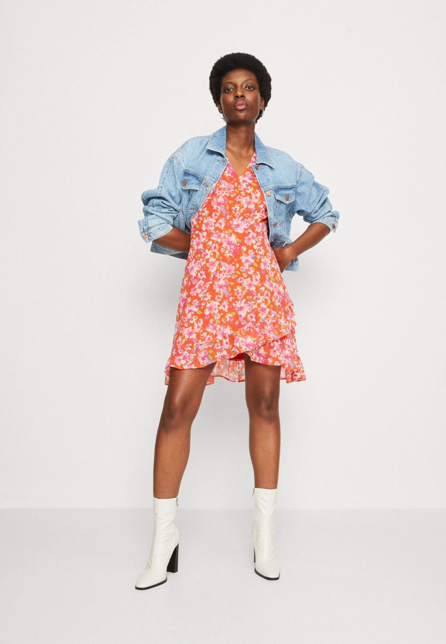 Anna Field Volant Short Dress- Kjole - Red/Multicoloured 2 Anna Field Volant Short Dress- Kjole - Red/Multicoloured - Bilde 2