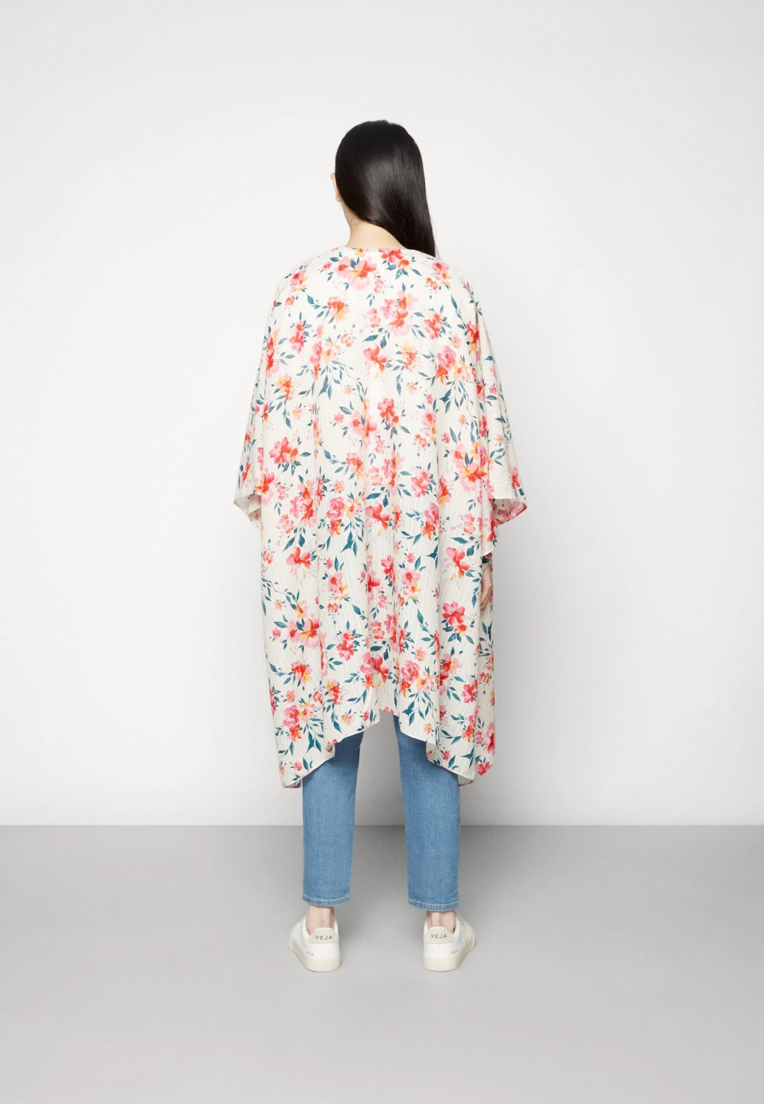 Anna Field Cape - Red 3 Anna Field Cape - Red - Bilde 3