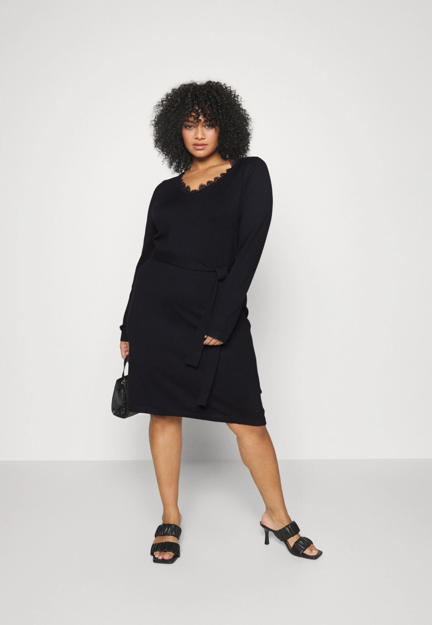 V Ausschnitt Mini Strickkleid Mit Gürtel Und Spitzeneinsatz - Strikket Kjole - Black 2 V Ausschnitt Mini Strickkleid Mit Gürtel Und Spitzeneinsatz - Strikket Kjole - Black - Bilde 2