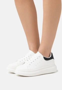 Anna Field Joggesko - White/Black